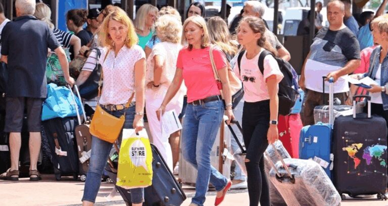 69 bin rus apar topar turkiyeyi terk etti iste nedeni hE3E1MGu