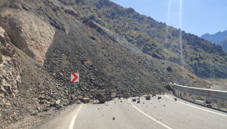 artvinde heyelan yol ulasima kapandi JrWKi6zv