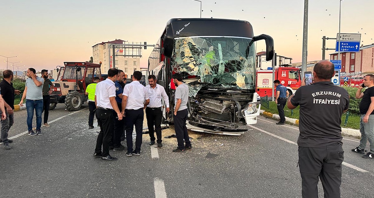 Erzurum Horasan’da otobüs ile traktör çarpıştı