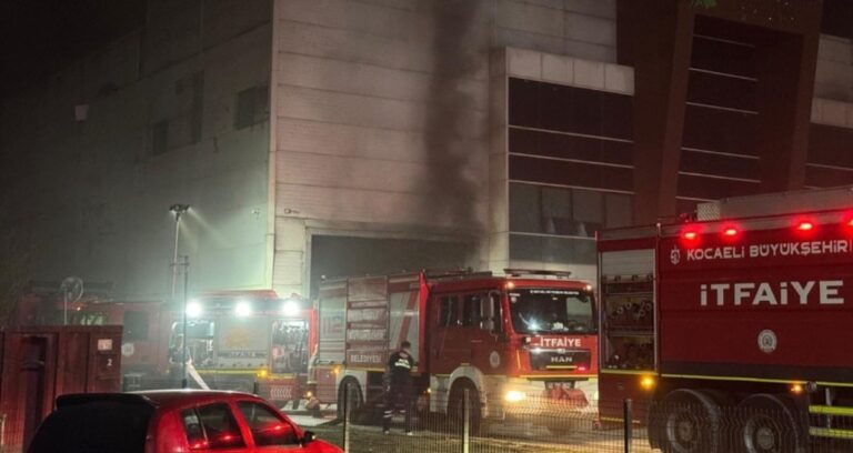 kocaelide geri donusum fabrikasinda yangin 88Fd7vJx