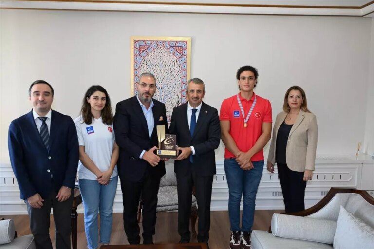 kurek federasyonundan vali sezere ziyaret Vdty8bNx