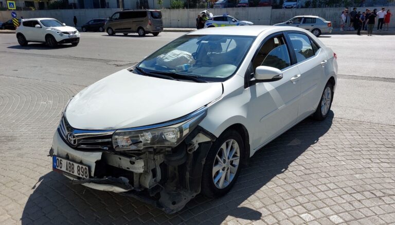 samsunda otomobil kamyonla carpisti 3 yarali dsdHUr8j