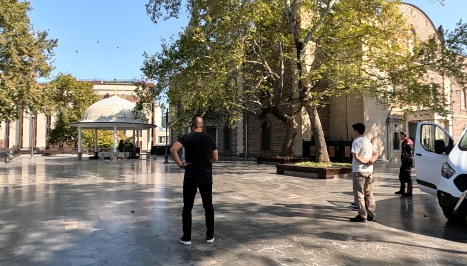 balikesirde tarihi camide supheli canta panigi suFpaqtf