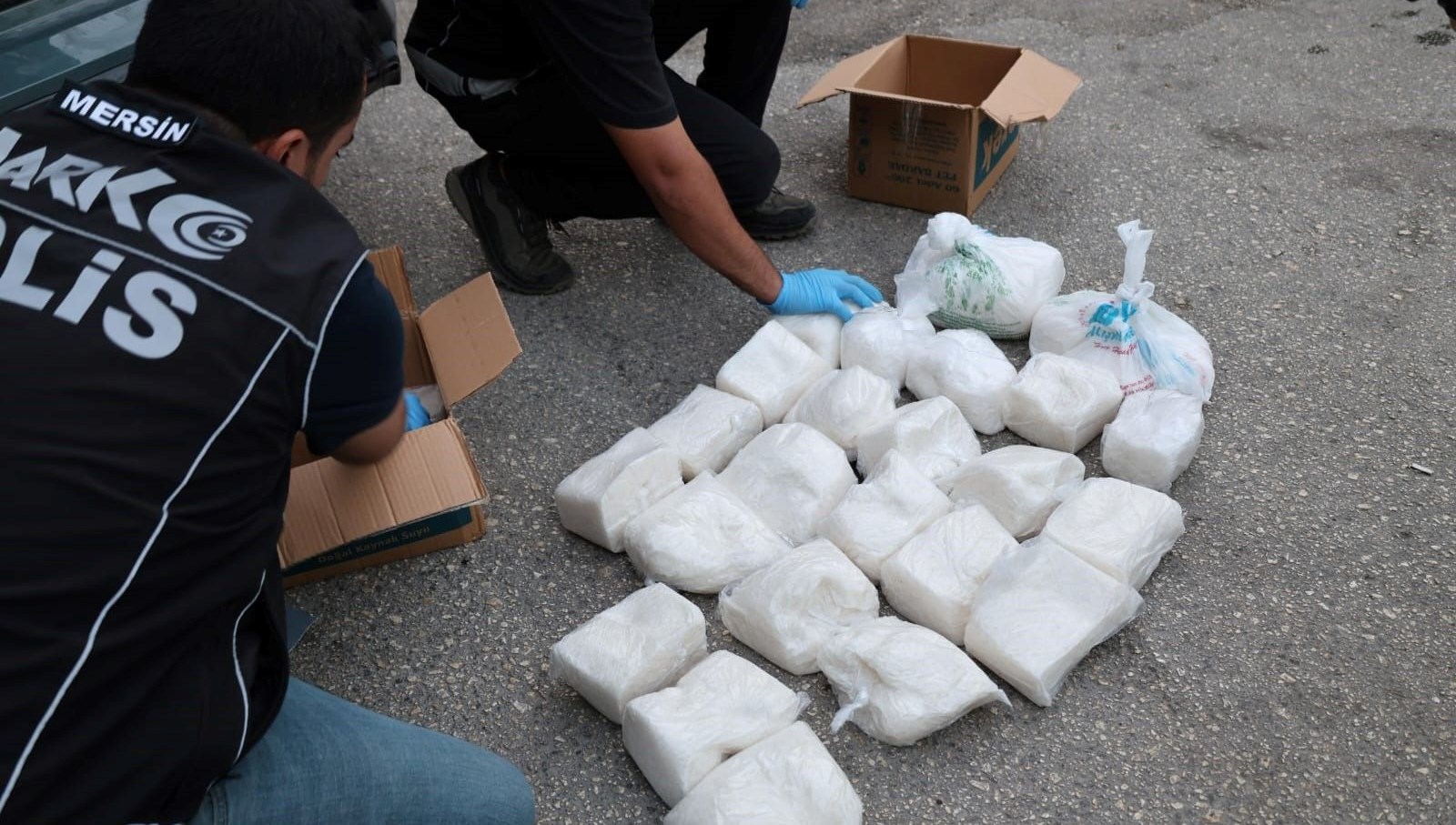 Bardak kolilerinden kilolarca uyuşturucu çıktı: 7 tutuklama bardak kolilerinden kilolarcauyusturucu cikti 7 tutuklama txymHlIC