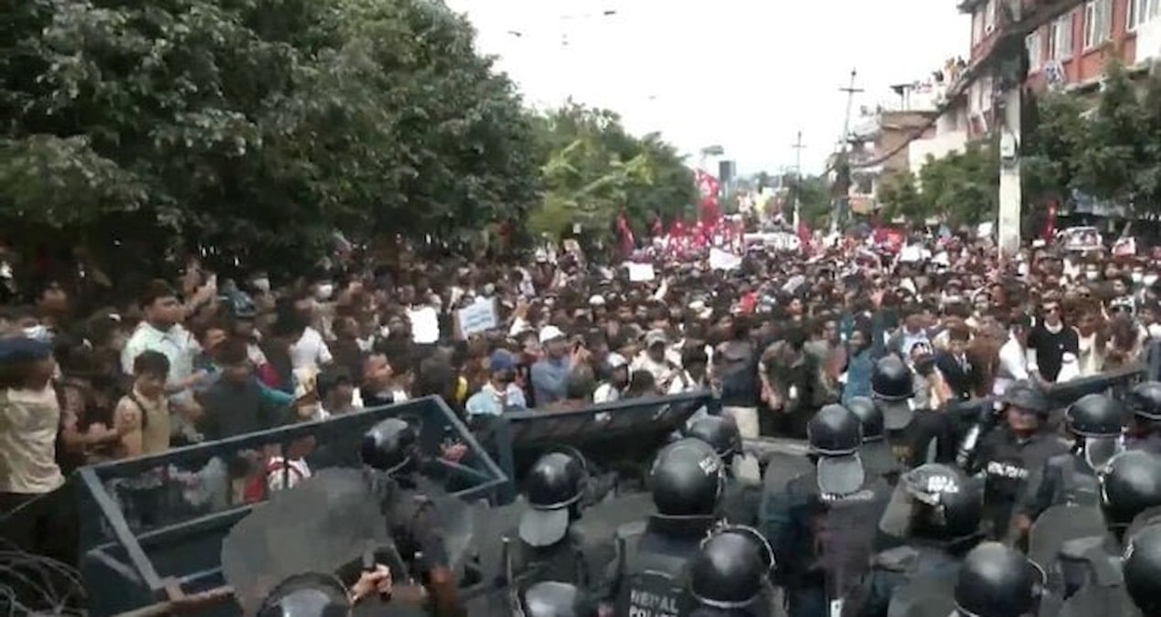 Sosyal medyayı kapattılar, protestoların önünü alamadılar: Başbakan istifa etti sosyal medyayi kapattilar protestolarin onunu alamadilar basbakan istifa etti VVlFgnm8