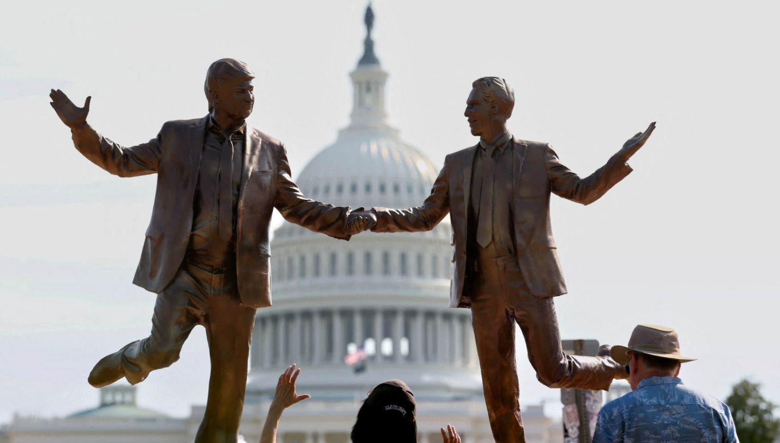 trump ve epsteinin arkadasligi heykelle taclandi Tn1P49Gd