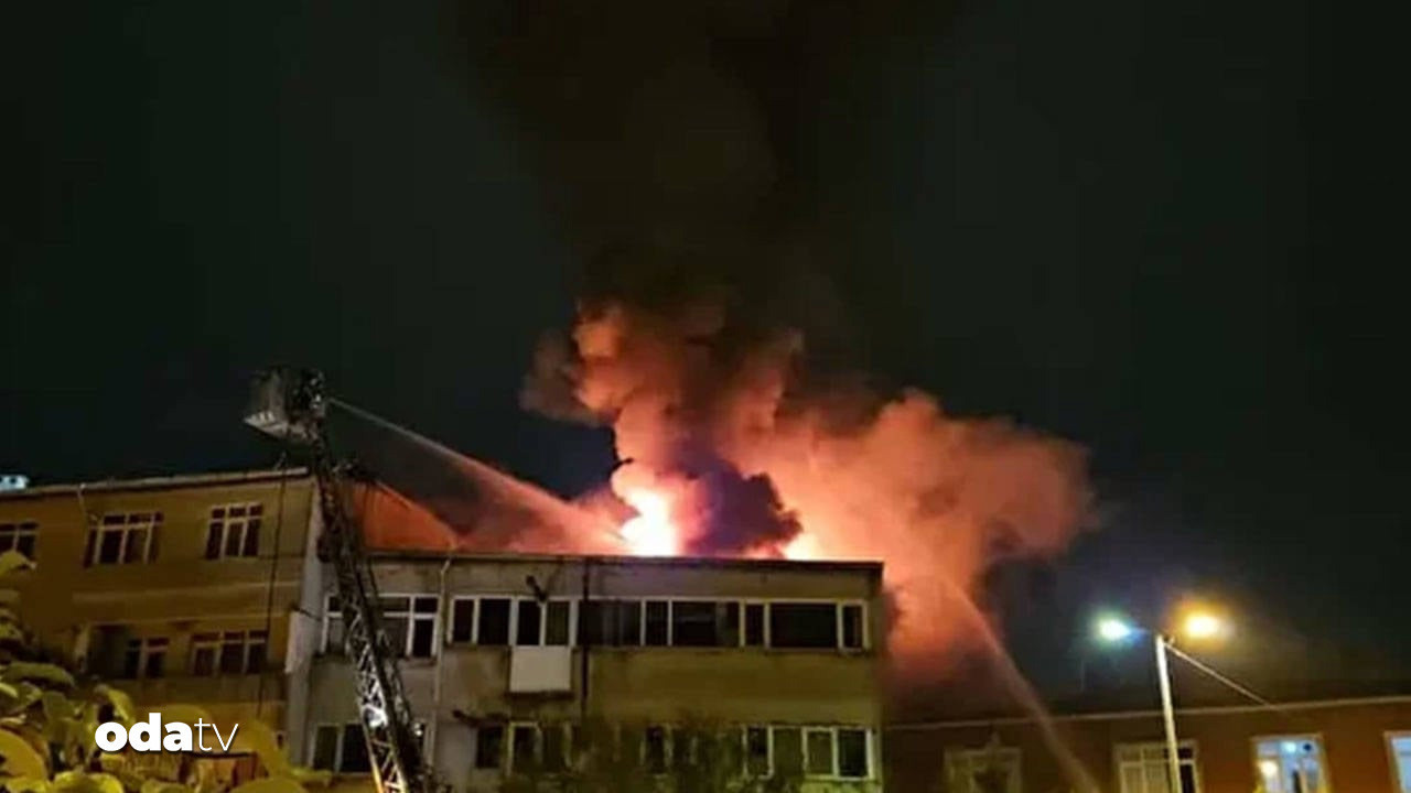 beyoglunda 5 katli binanin catisi yandi vatandaslar tahliye edildi mtZ8BkhB.jpg