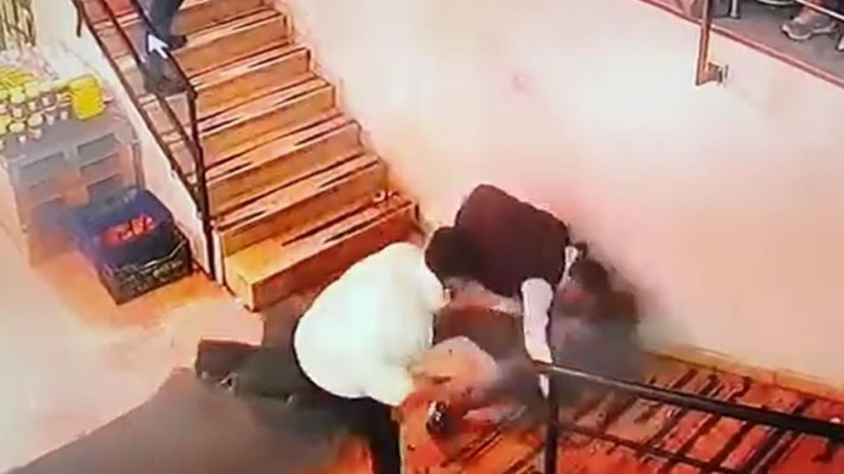 Esenyurt’ta market önünde 3 kişi, bir adamı darbetti