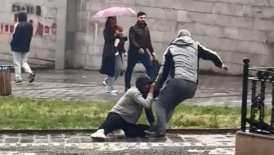 Gaziosmanpaşa’da sokak ortasında kavga: Kaldırım taşıyla dövdü gaziosmanpasada sokak ortasinda kavga kaldirim tasiyla dovdu QJxeMfPV.jpg