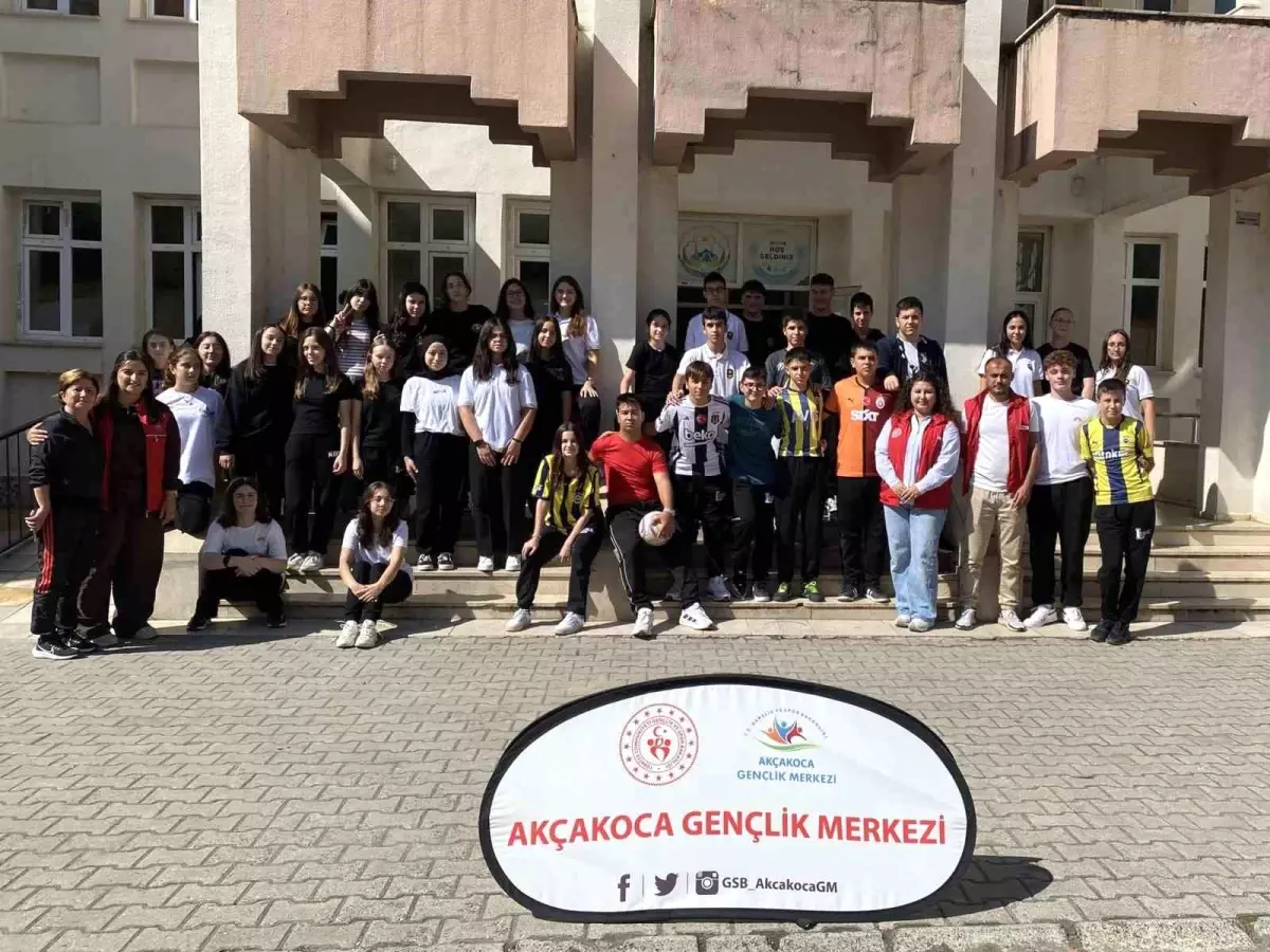 genclik merkezi akcakocada tanitim yapiyor pOTjJnMO