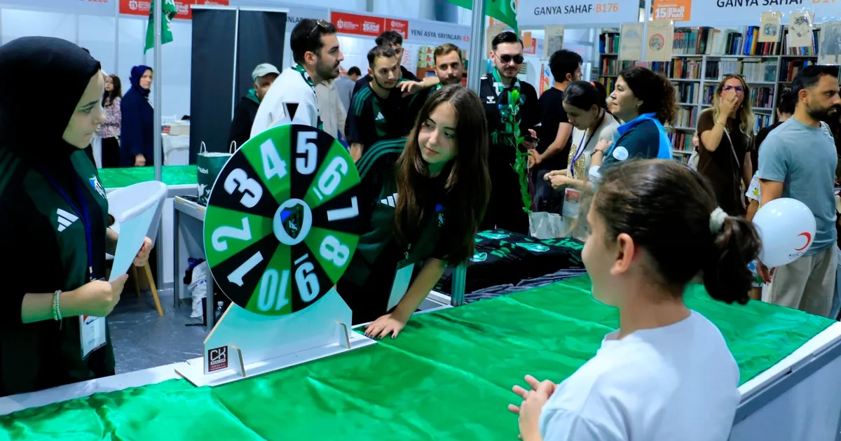 kocaeli kitap fuarinda yesil siyah cosku ELsOqeUO