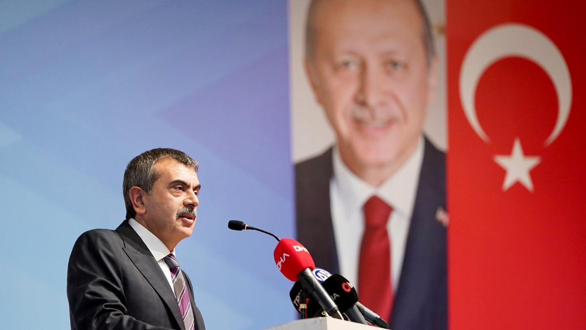 yusuf tekin okullarda cumhurbaskani erdoganin posterinin asilmasi hukuki zorunluluk Yu2nbpxL.jpg