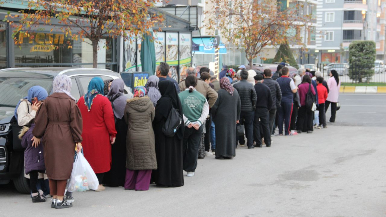 denizi olmayan sehirde hamsi 40 tlye dustu vatandas kuyruk olusturdu Fgu2vVAk.jpg