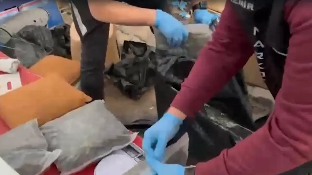 İzmir’de Uyuşturucu İmalathanesine Baskın: 2 Kişi Tutuklandı
