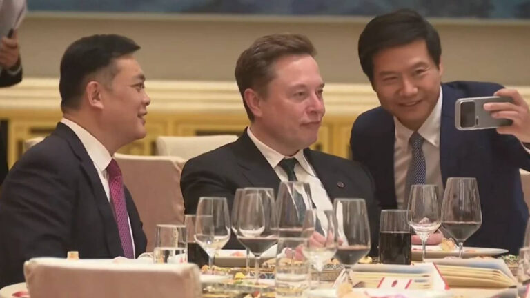 elon-musk-en-buyuk-rakibini-tanimadi-dibine-kadar-girip-selfie-cekti-gEaOdhZ3