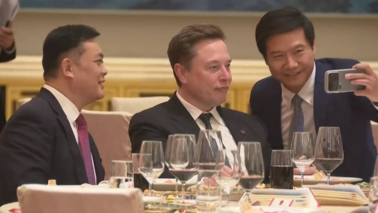 elon-musk-en-buyuk-rakibini-tanimadi-dibine-kadar-girip-selfie-cekti-gEaOdhZ3