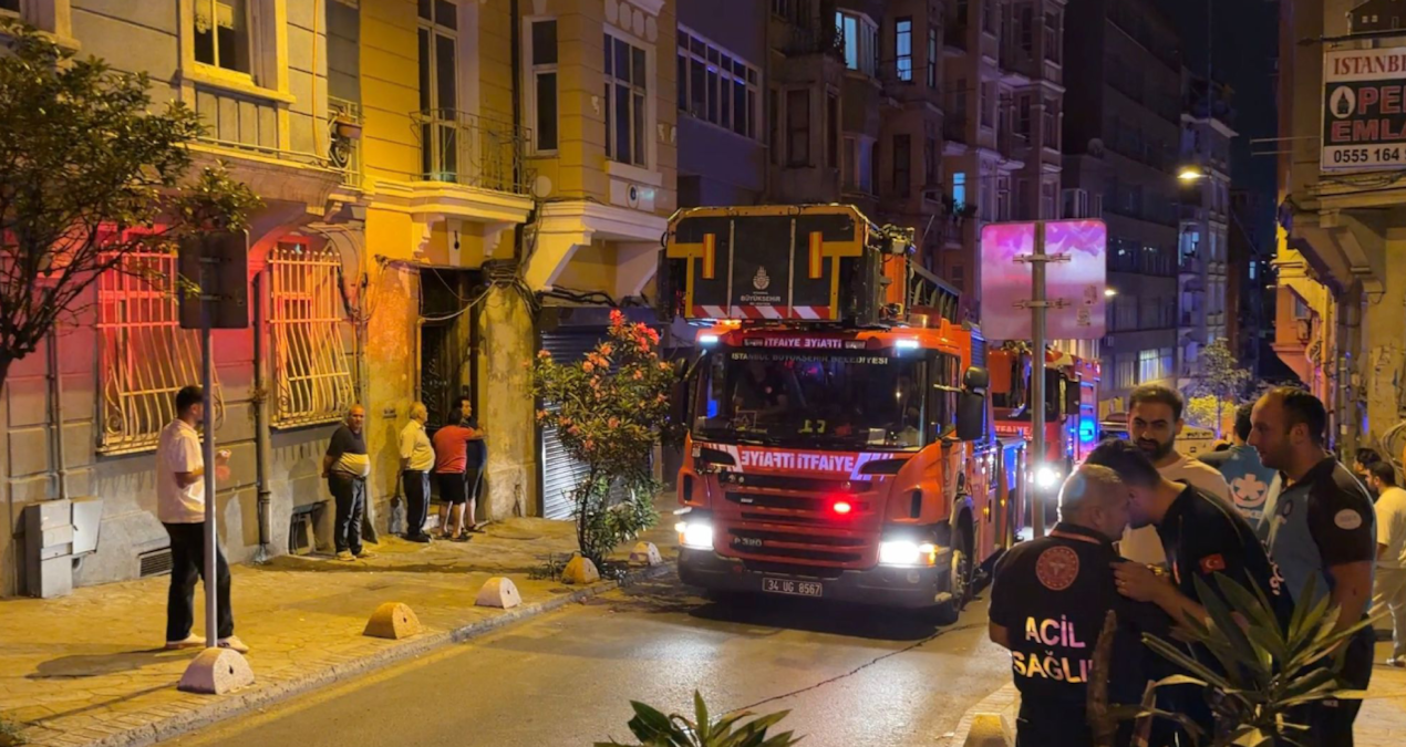 Beyoğlu’nda korku dolu anlar! Duvar çöktü, bina tahliye edildi