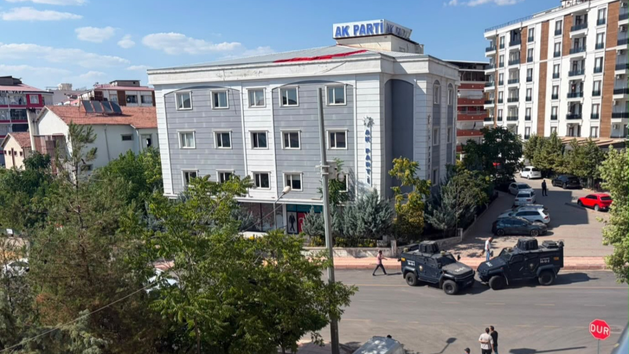 Akp il binasi onunde supheli paket panigi bina tahliye edildi WXWFWuCe
