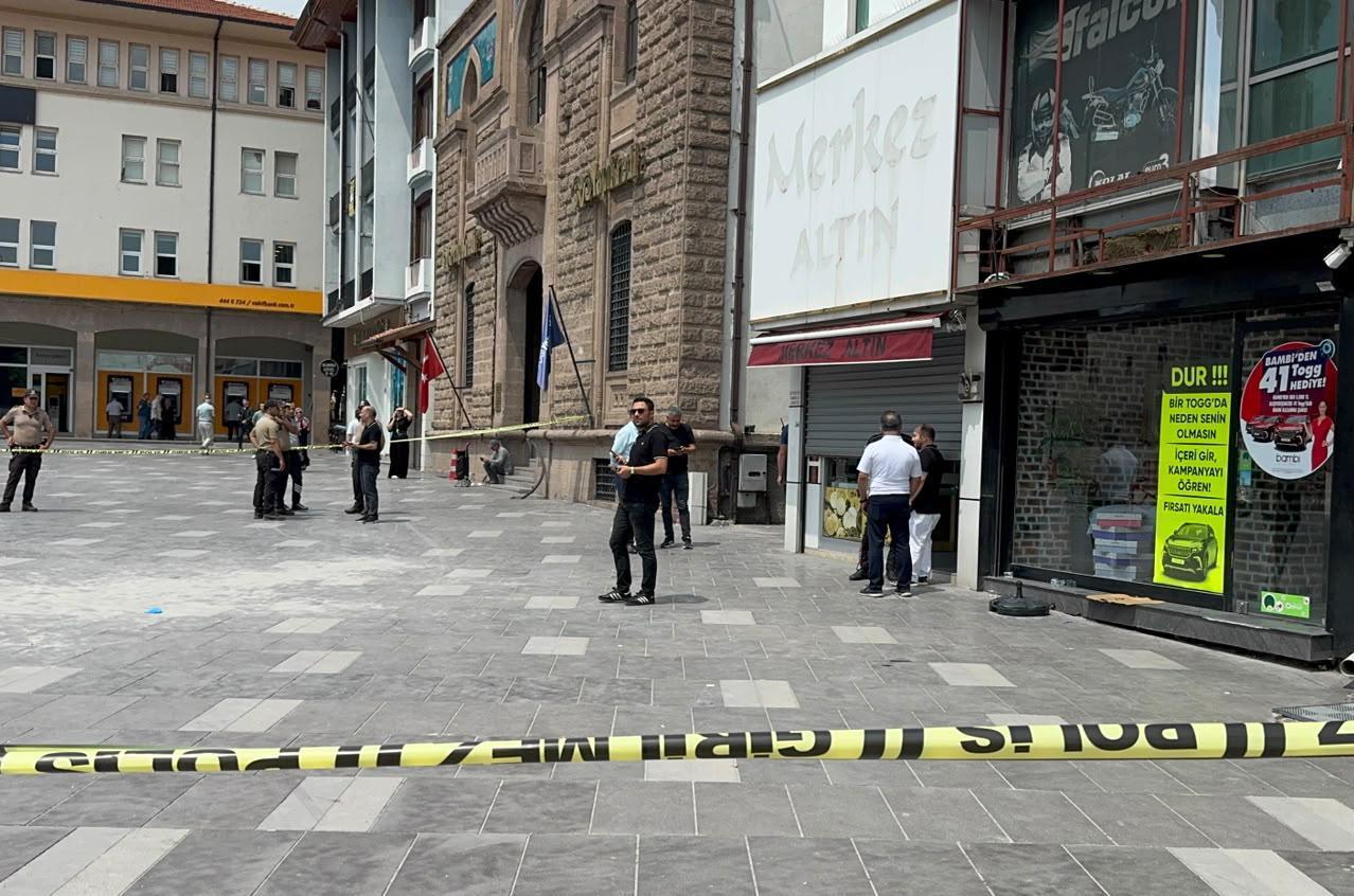 Konya’da kuyumcuda dehşet! Borç tartışması silahlı saldırıya dönüştü Konyada kuyumcuda dehset borc tartismasi silahli saldiriya donustu 3bx5pubT
